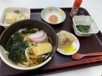 ー今日の献立ーわかめうどん・揚げ出し豆腐・おにぎり（おかか）・ほうれん草の和え物・白桃ムース