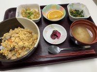 【今日の献立】親子丼、じゃが芋のカレー煮、春菊のピーナッツ和え、味噌汁（ごぼう）、しば漬、オレンジ