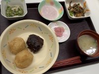 今日のお昼ご飯は『おはぎ』でした✨小豆の赤色は、古くから魔除けの効果があるとされ、無病息災の願いが込められています。また、春に咲く「牡丹」の花に見立てて、春は「ぼたもち」とも呼ばれるそうです。「甘くて美味しいね」と、皆さまと一緒に春の訪れを笑顔で喜びました🌸