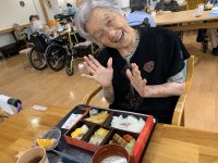 お誕生日おめでとうございます🎂「わ～豪華じゃな～！うれしい～🥰」と喜ばれていました。