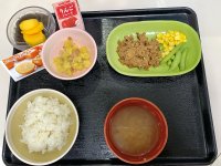 今日の昼食には“柿”が登場しました。柿は、秋の訪れを感じさせる自然の甘さと、ビタミンや食物繊維が豊富で体にもやさしい果物です🌾🍂